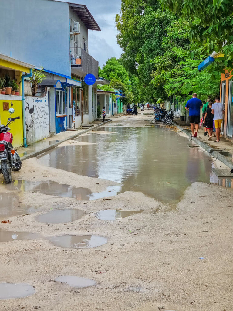 Straßenbild auf Ukulhas nach dem Regen