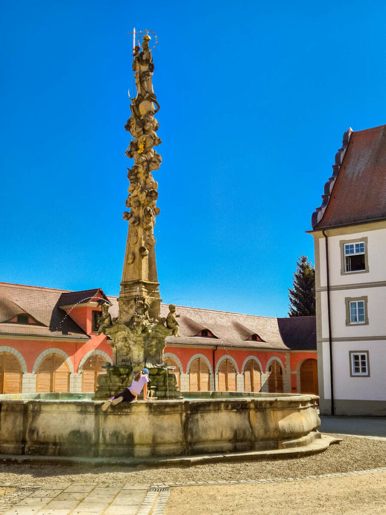 Marienbrunnen Schlosshof Residenzschloss von Oettingen