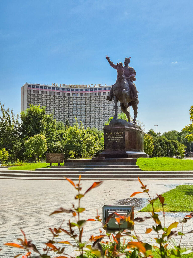 Amir-Temur-Platz mit der Statue in Taschkent