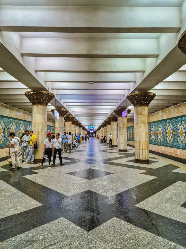 Paxtakor Metro Haltestelle