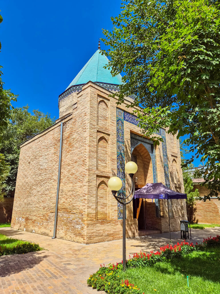 Qaldirgʻochbiy-Mausoleum
