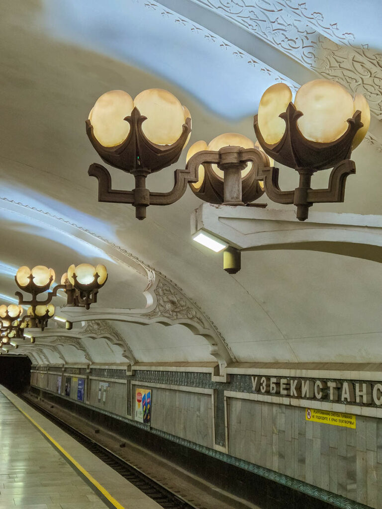 Uzbekiston U-Bahn Haltestelle Lampen