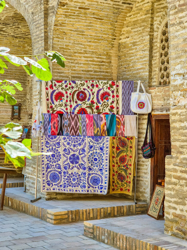 Modarykhan Medrese Souvenirshop Teppiche