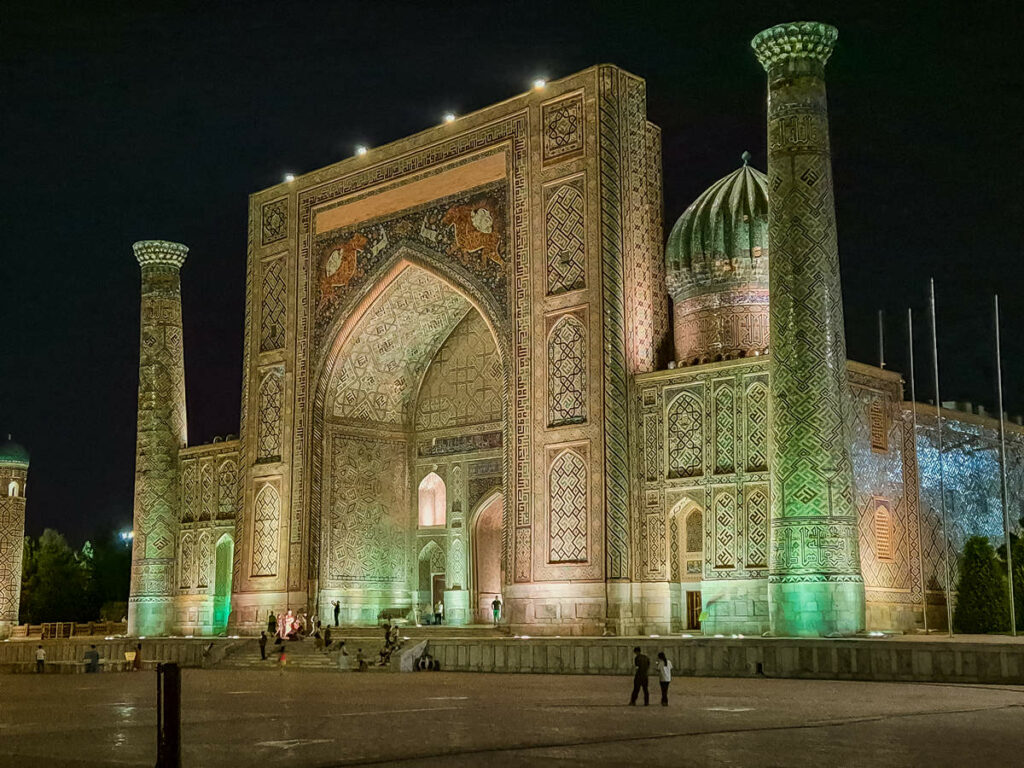 Sher-Dor-Medrese in der Nacht auf dem Registan Platz