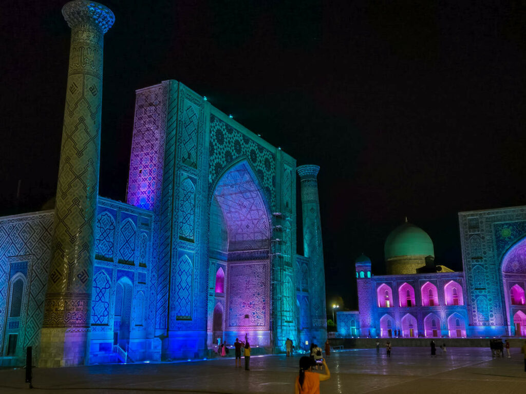 Schön beleuchtete Ulugbek Medrese in Samarkand