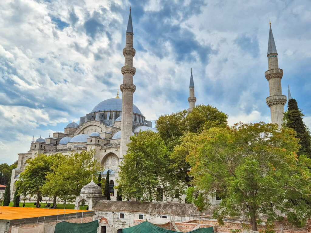 Blick auf Süleymaniye-Moschee von der Mimar Sinan Café