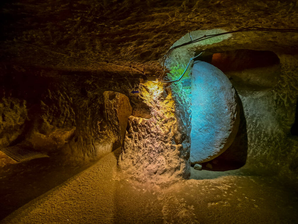 Özkonak Underground City Steintür