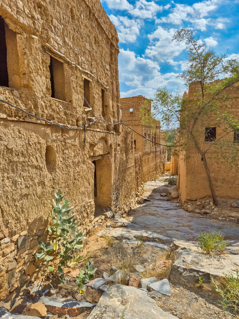 Gasse im Dorf Old Al Hamra