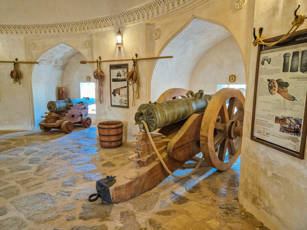 Kanonen im Al Hazm Fort