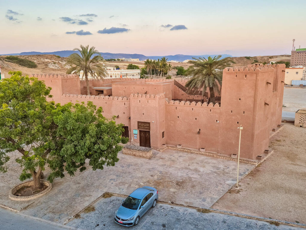 Blick auf Taqah Castle von dem Koofan Heritage House