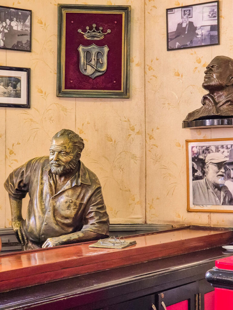 Statue von Hemingway in der La Floridita Bar