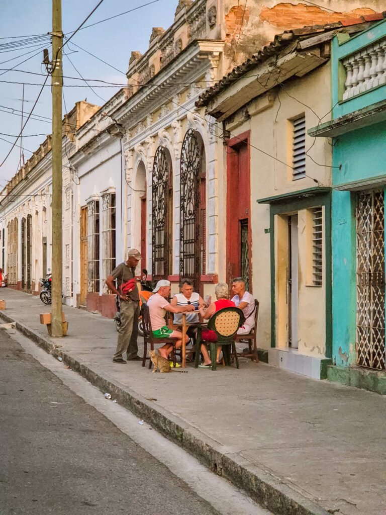 Dominospiel auf der Straße in Cienfuegos