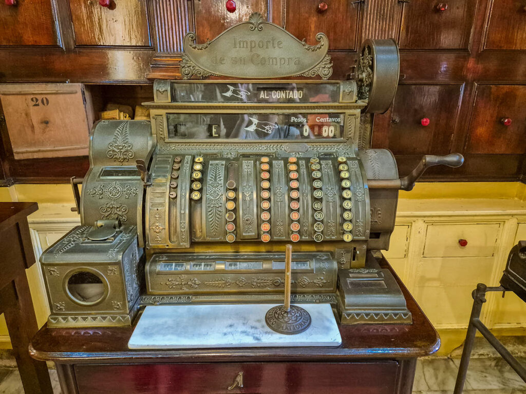 Alte Kasse im Apothekenmuseum von Matanzas