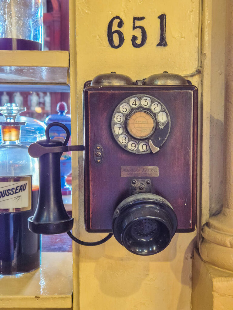 Altes Telefon im Museo Farmacéutico