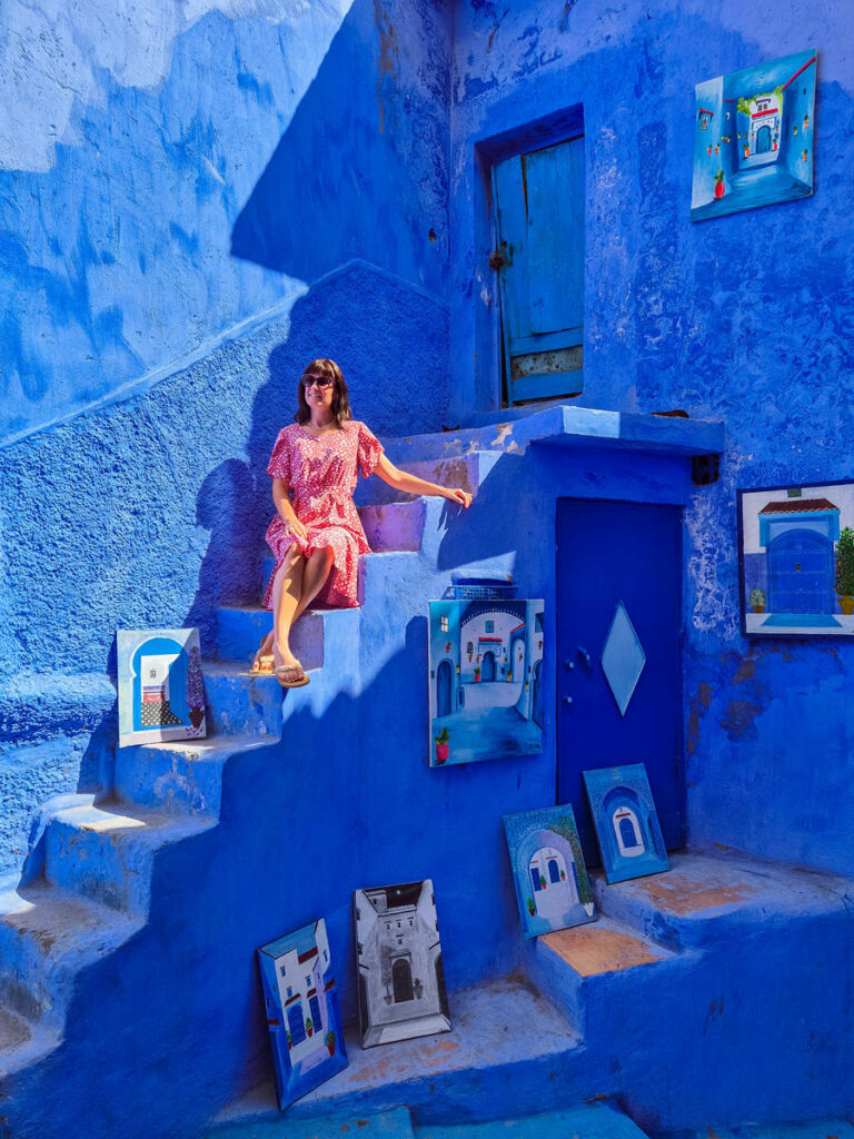 Blaue Treppe mit Gemälde in Chefchaouen