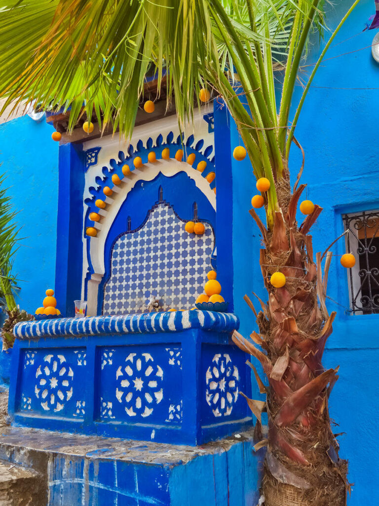 Brunnen mit Orangen in Chefchaouen