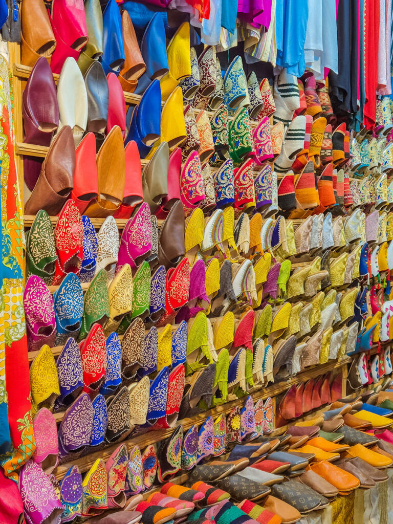 Farbenfrohe Hausschuhe auf dem Souk von Marrakesch