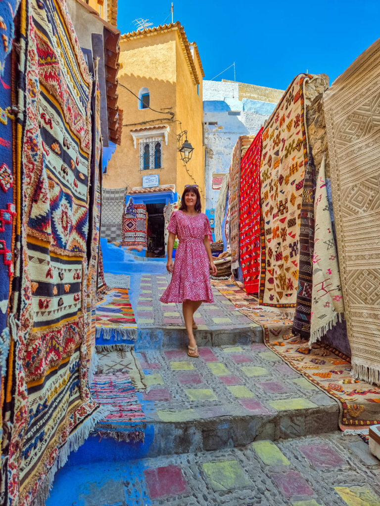 Straße mit Teppichen in Chefchaouen