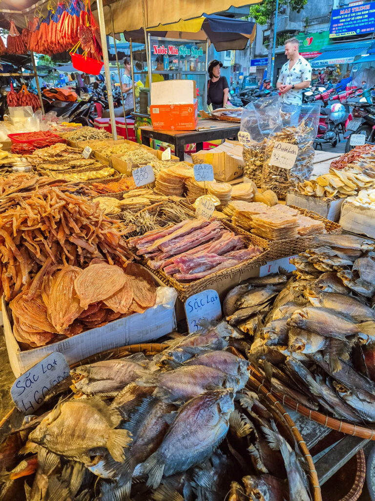 Getrocknete Fische auf dem Cho Binh Tay Market