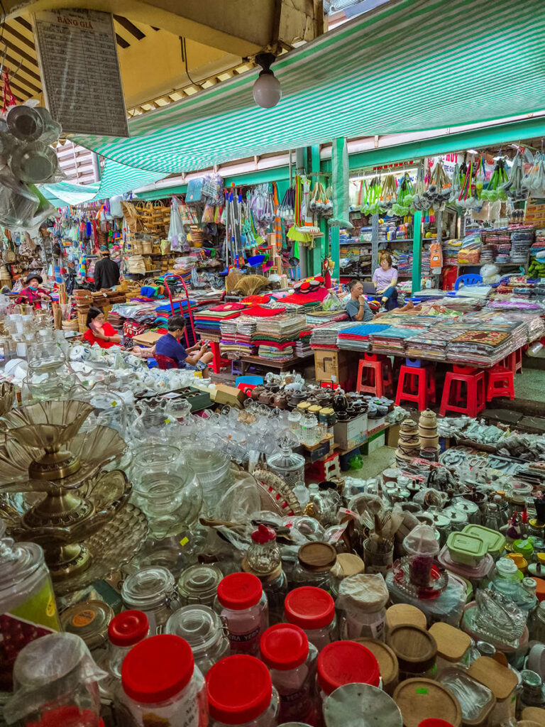 Haushaltswaren Cho Binh Tay Market