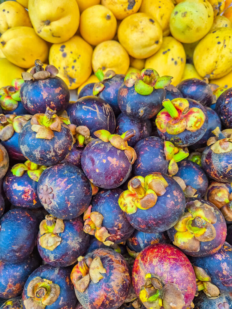 Mangostane auf dem Dam Market in Nha Trang