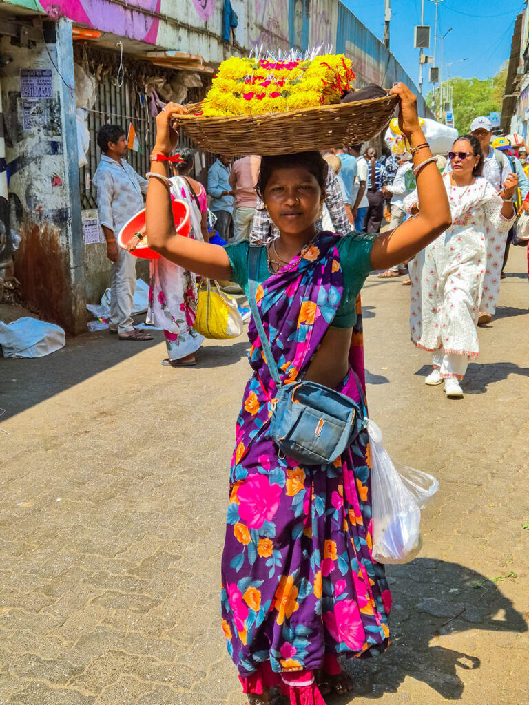 Indische Frau auf dem Dadar Flower Market