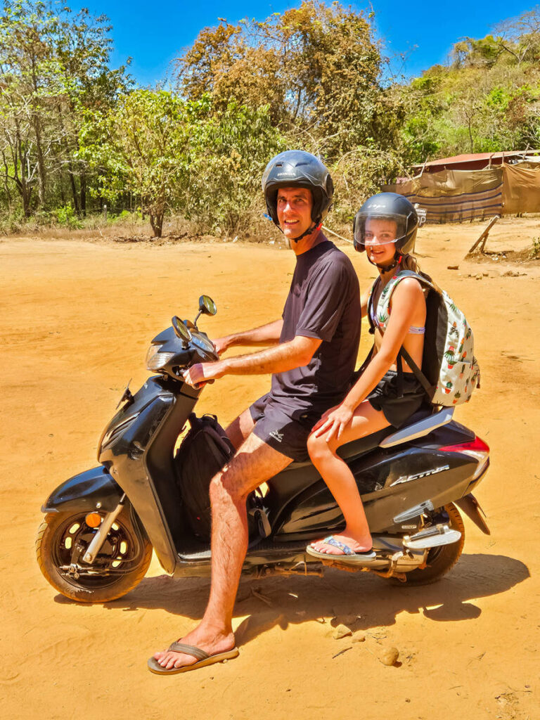 Mit Roller (Scooter) in Goa