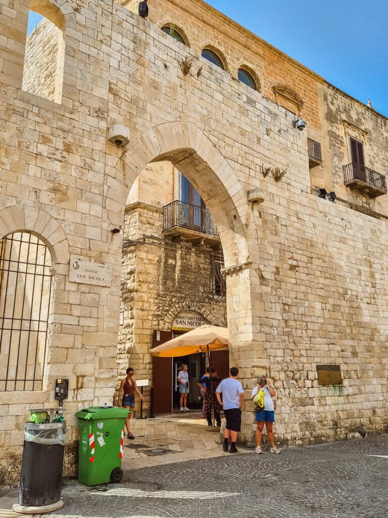 Arco Angioino Bari Piazza San Nicola
