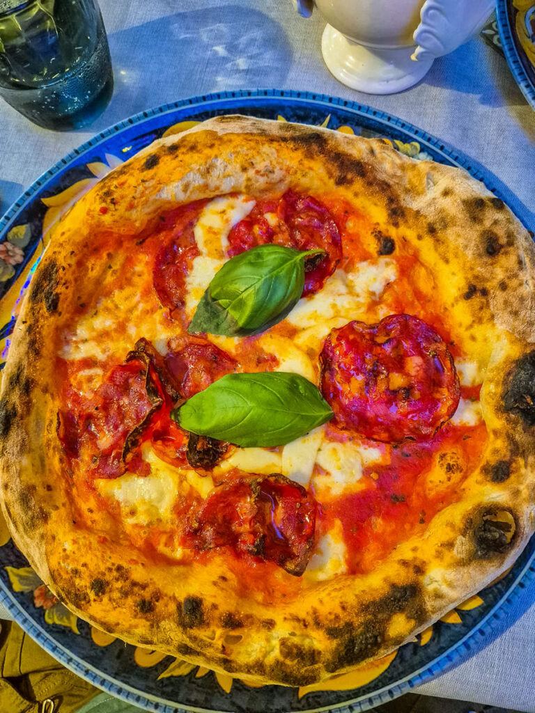 Pizza Diavola in der Pizzeria Pietra (Vieste)